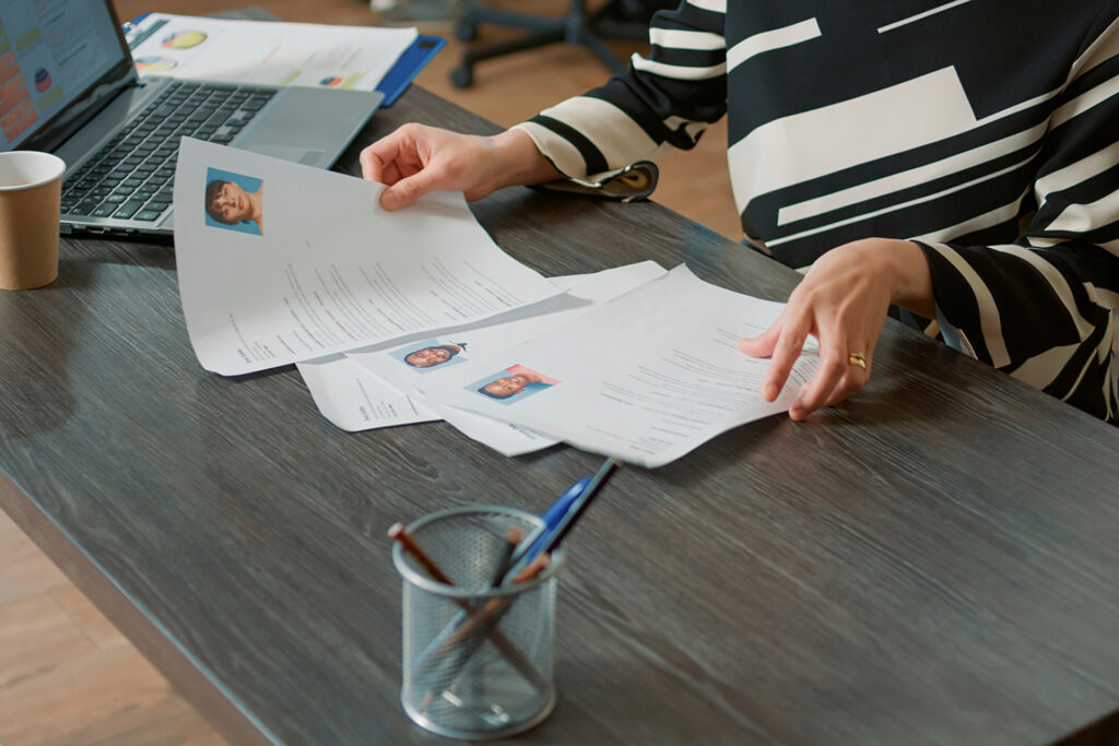 Female,Hr,Employee,Looking,At,Cv,Resume,To,Hire,Candidates,